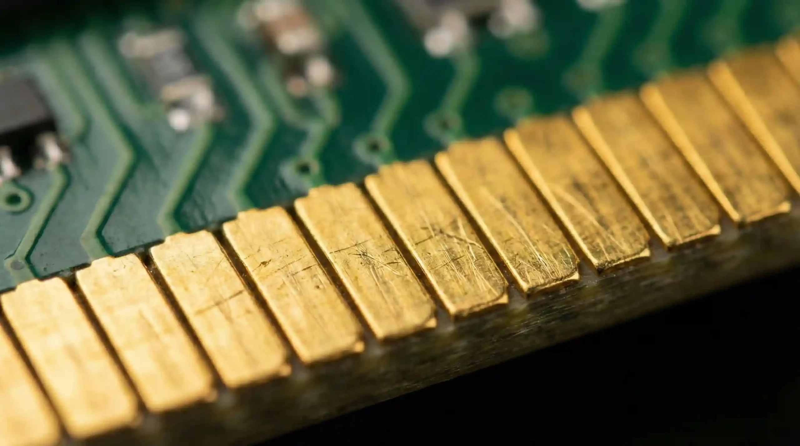 پینهای طلایی روی برد رم و سی پی یو کامپیوتر